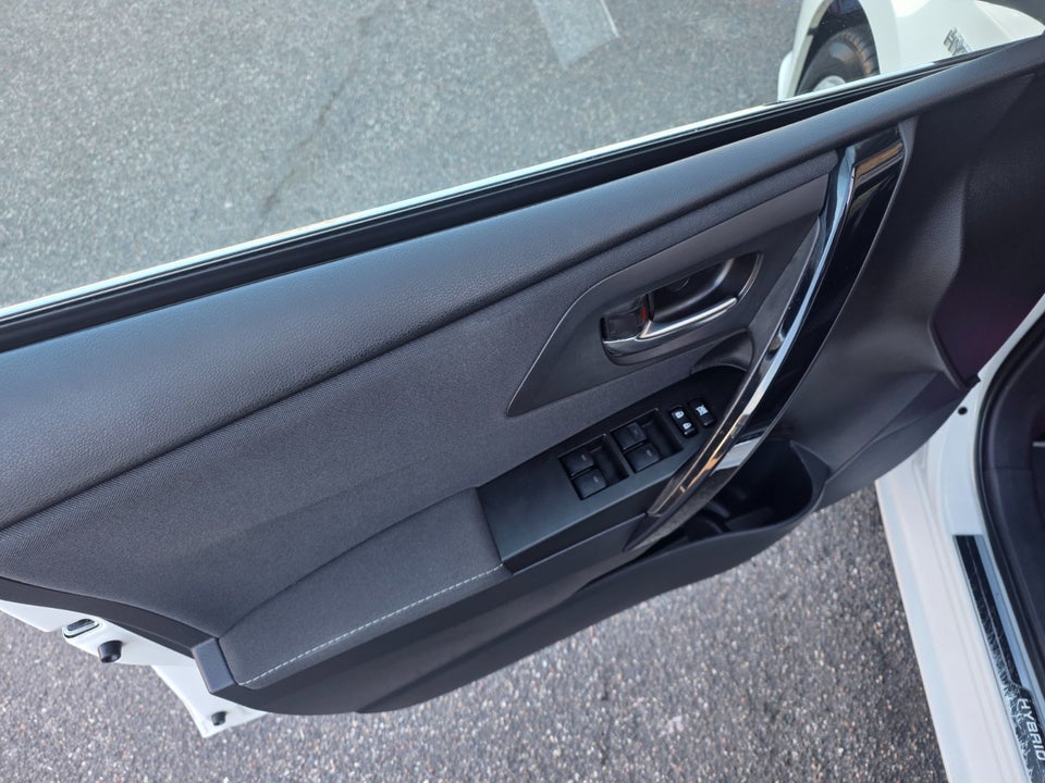 Toyota Auris 1,8 Hybrid Prestige Touring Sports CVT 5d