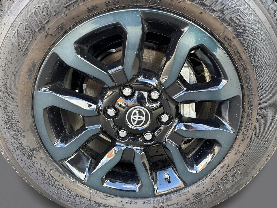 Toyota HiLux 2,8 D T4 Invincible Db.Kab aut. 4d