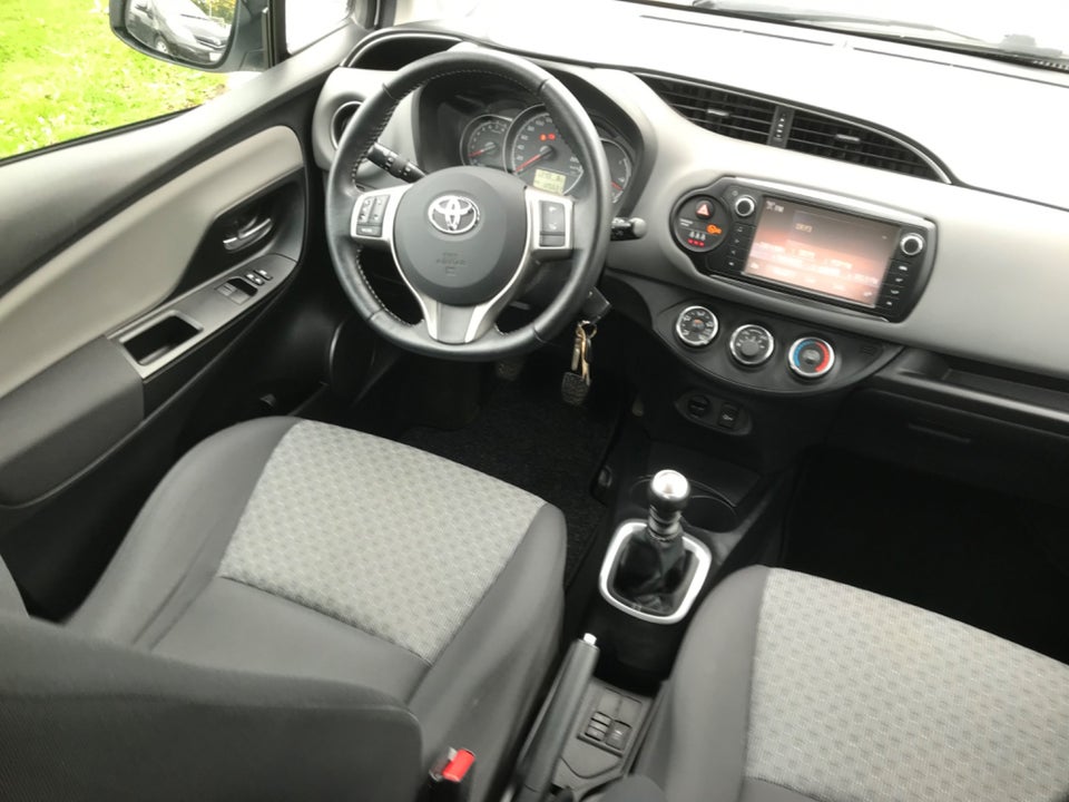 Toyota Yaris 1,3 VVT-i T2 5d