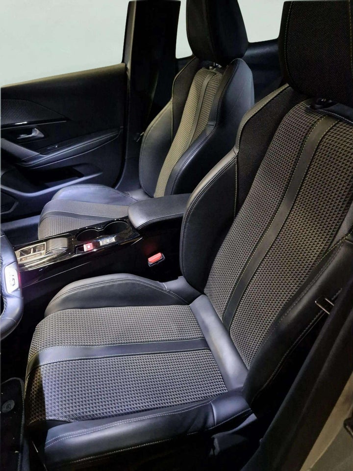 Peugeot e-208 50 GT Sky 5d