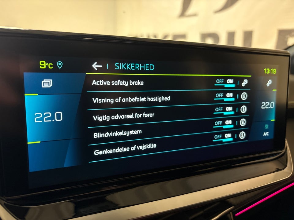 Peugeot e-208 50 GT Sky 5d