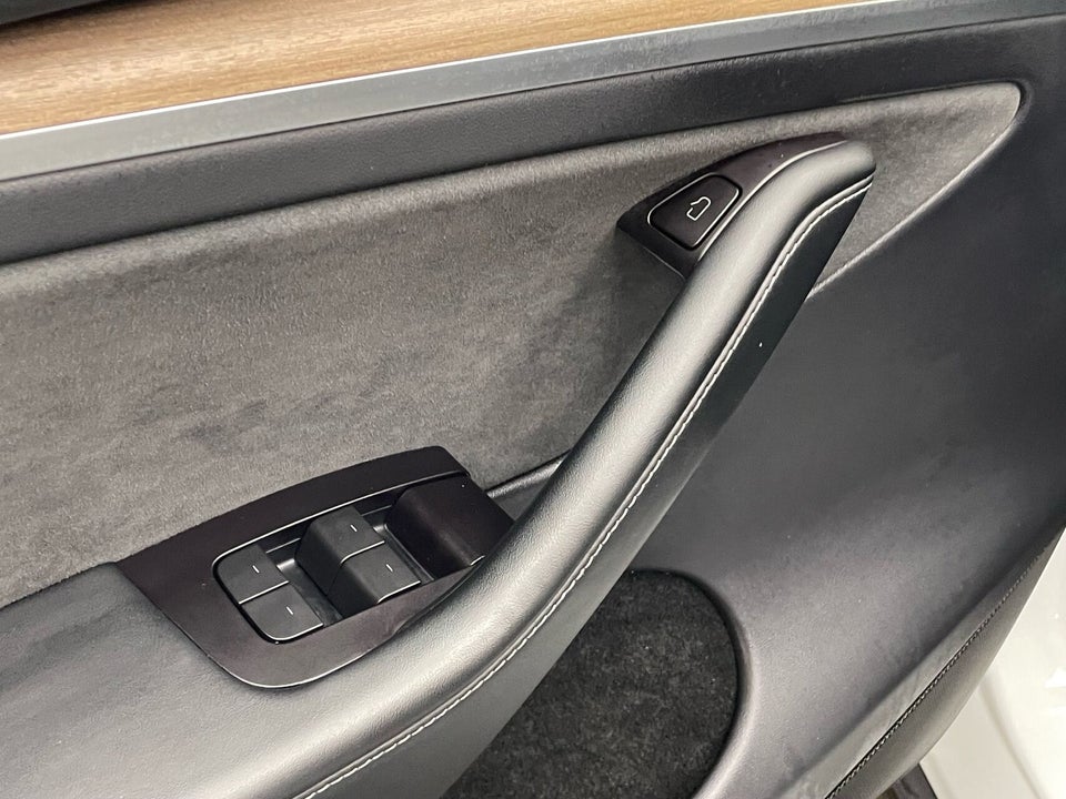 Tesla Model Y Long Range AWD 5d