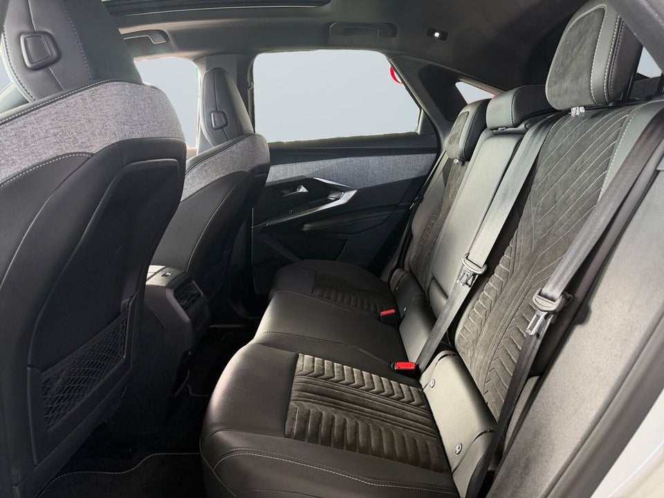Peugeot e-3008 77 GT Pack 5d
