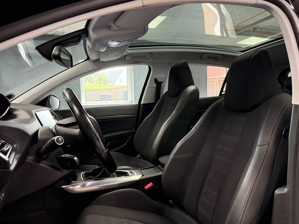 Peugeot 308 1,5 BlueHDi 130 Allure Sky 5d