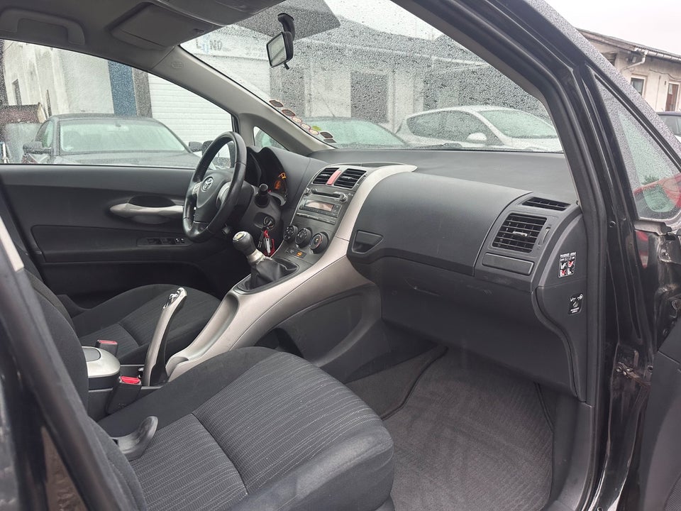 Toyota Auris 1,4 Luna 5d