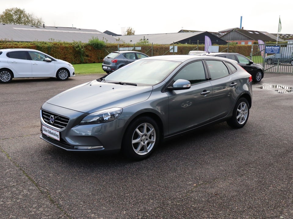 Volvo V40 2,0 D2 120 Momentum Eco 5d