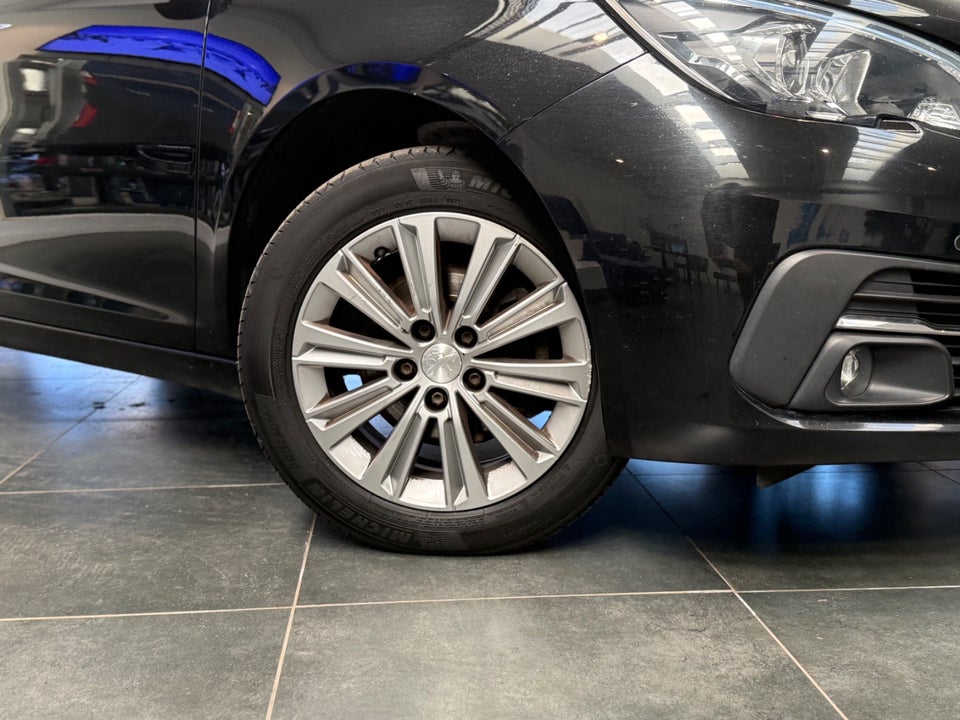 Peugeot 308 1,5 BlueHDi 130 Allure Sky 5d