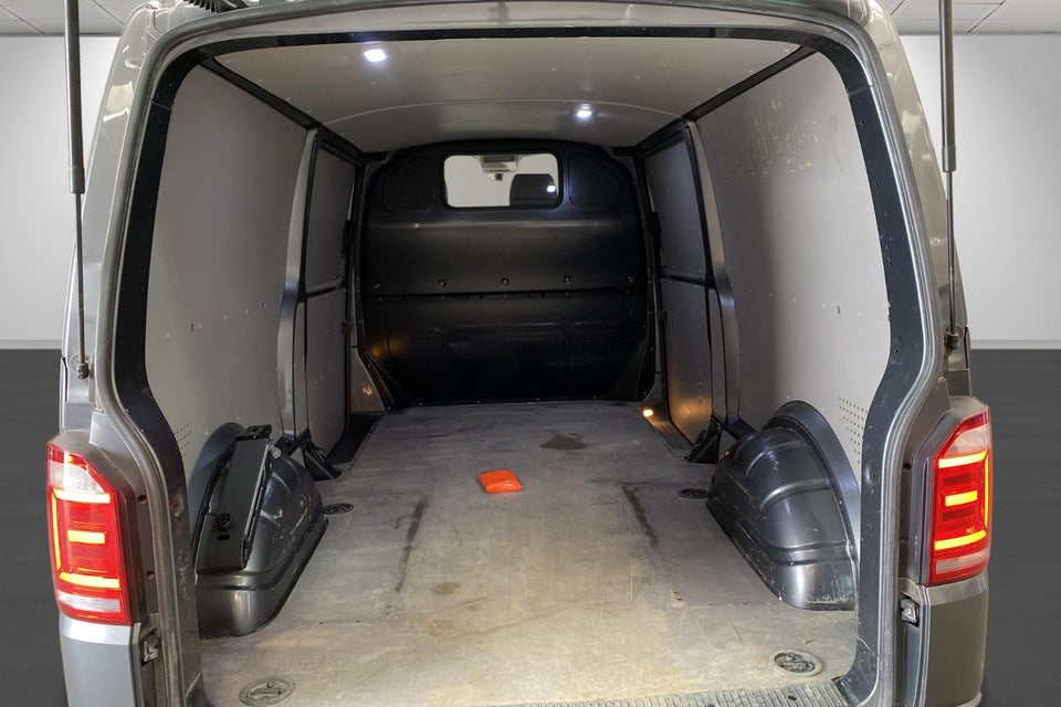 VW Transporter 2,0 TDi 204 Kassevogn DSG lang