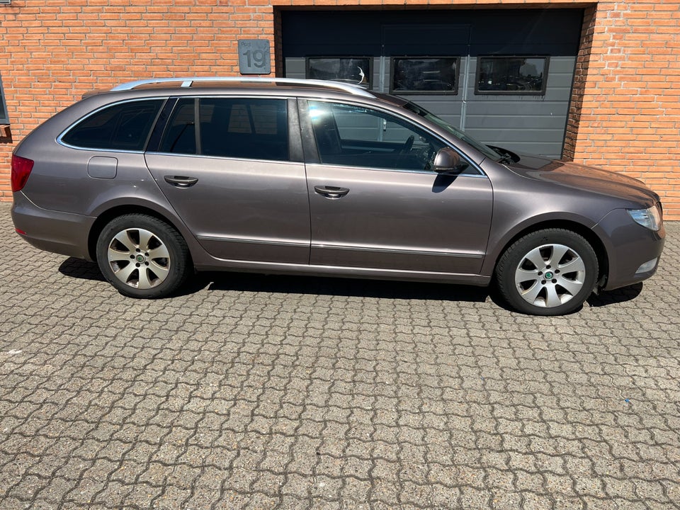 Skoda Superb 2,0 TDi 140 Elegance Combi DSG 5d