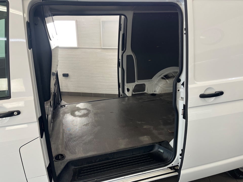 VW Transporter 2,0 TDi 150 Kassevogn lang