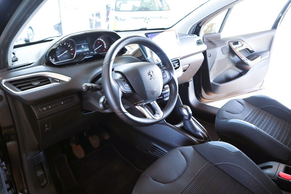 Peugeot 208 1,2 VTi Allure Sky 5d