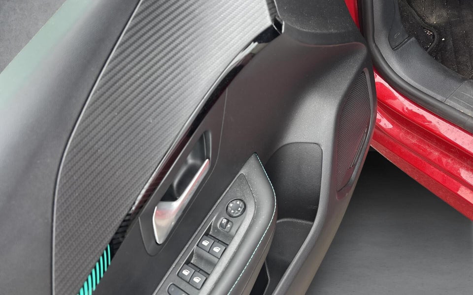Peugeot 208 1,2 PureTech 100 Allure Sky 5d