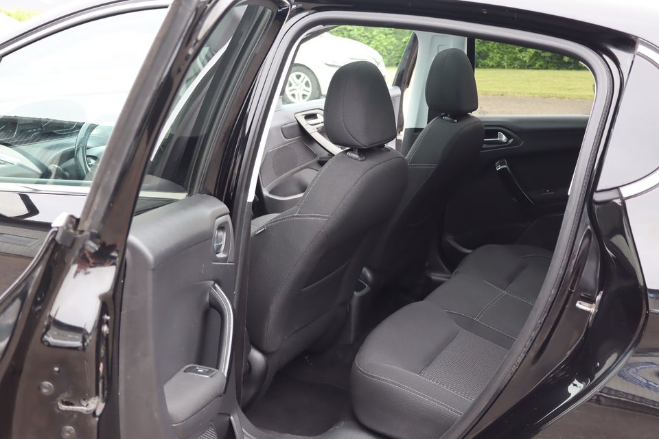 Peugeot 208 1,5 BlueHDi 100 Allure Sky 5d