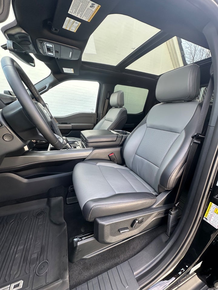 Ford F-150 131 Lightning Lariat Extended Range 4d