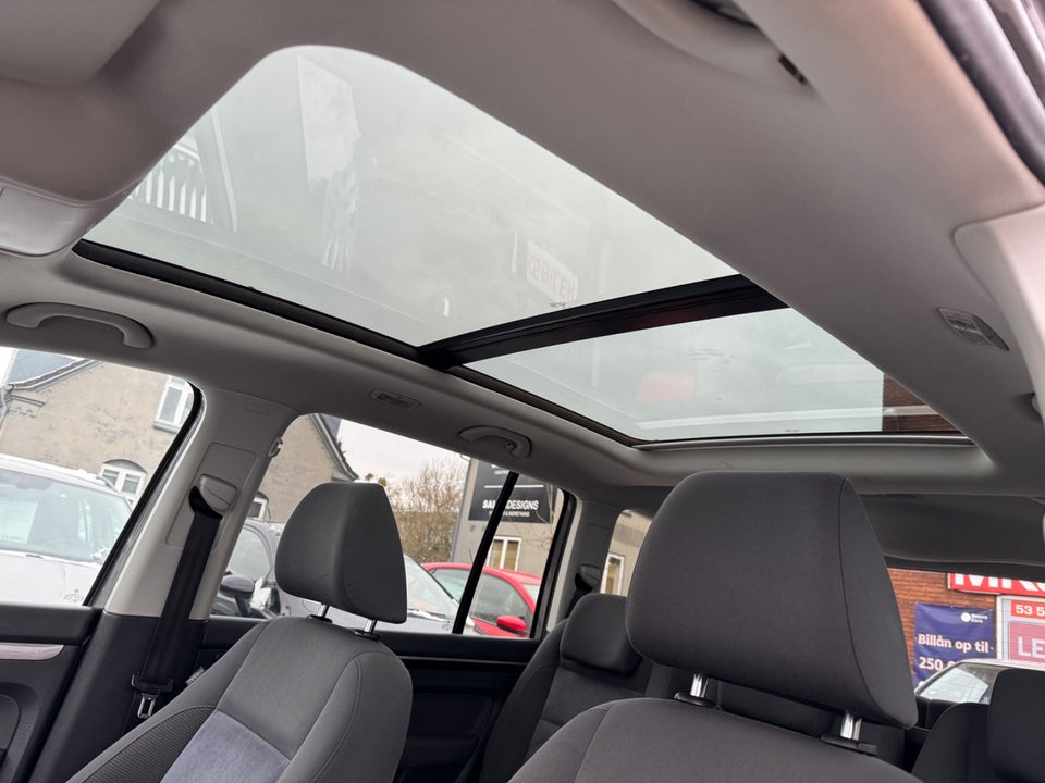 VW Touran 1,6 TDi 105 Highline DSG BMT 7prs 5d