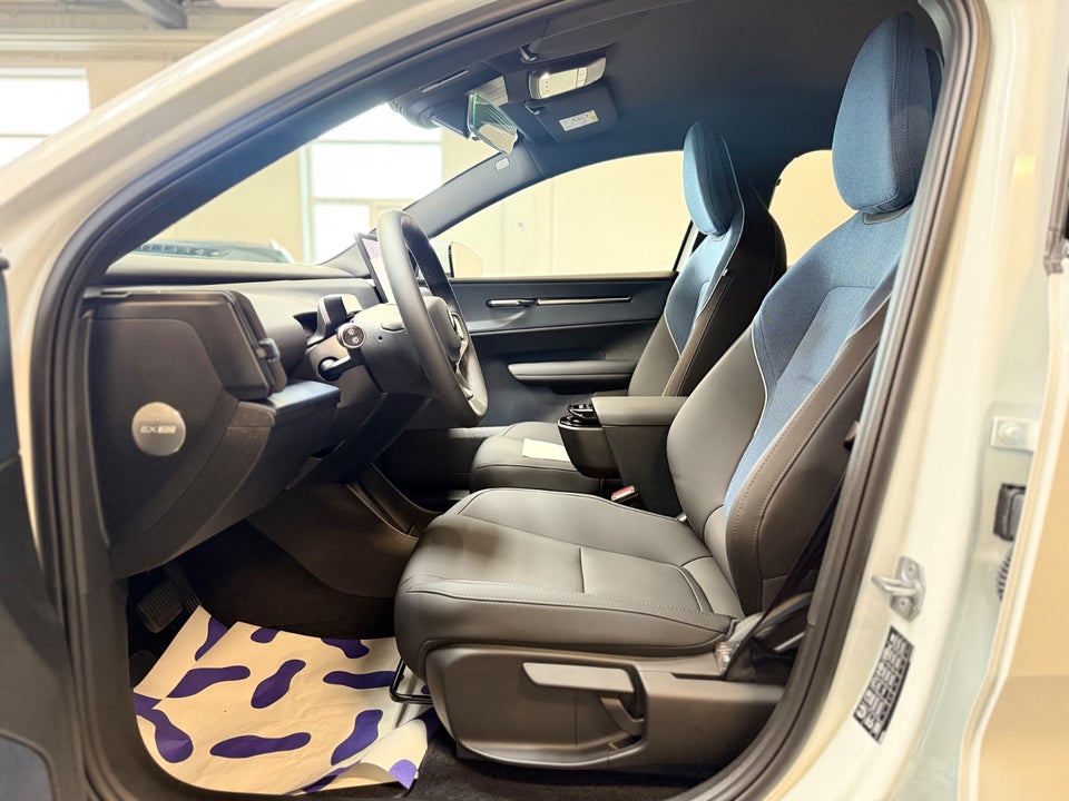 Volvo EX30 Standard Range Plus 5d
