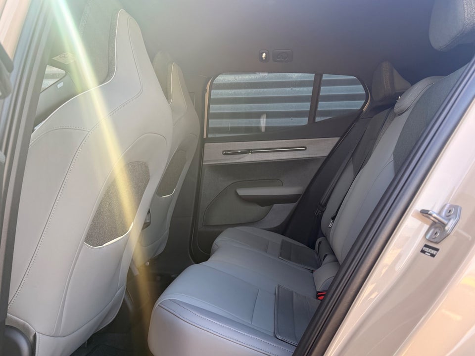 Volvo EX30 Extended Range Plus 5d
