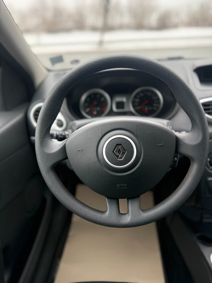 Renault Clio III 1,2 16V Expression 5d