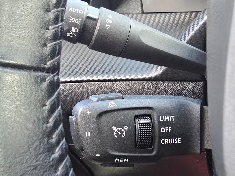 Peugeot 208 1,2 PureTech 100 Allure Sky 5d