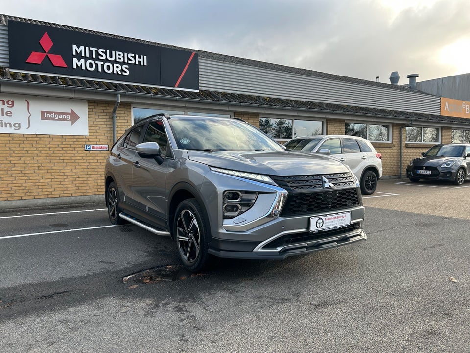 Mitsubishi Eclipse Cross 2,4 PHEV Invite CVT 4WD 5d