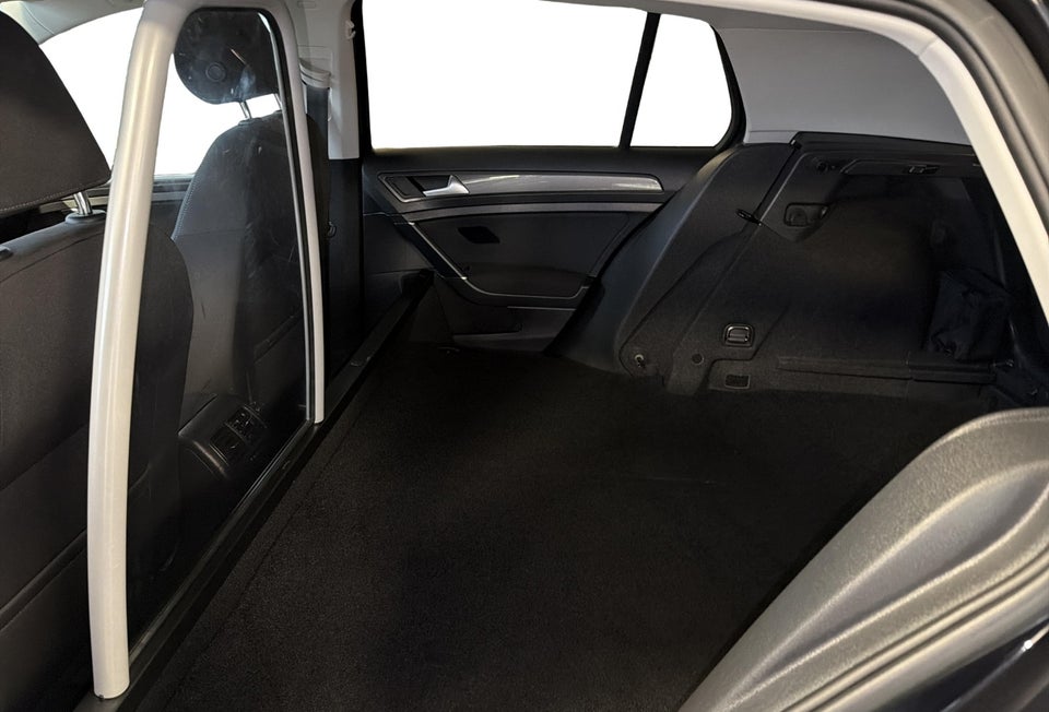 VW Golf VII 1,6 TDi 115 IQ.Drive DSG Van 5d