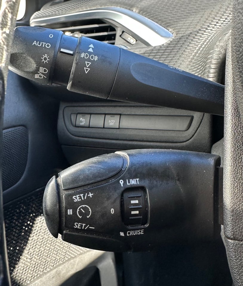 Peugeot 2008 1,2 PureTech 82 Selection Sky 5d