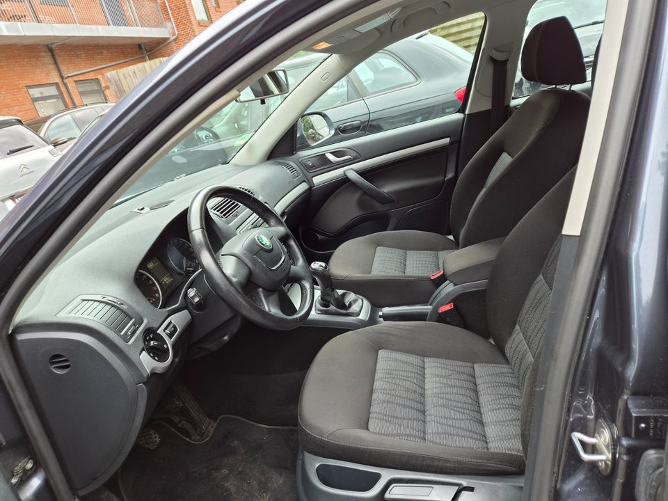 Skoda Octavia 1,6 TDi 105 Ambiente Combi 5d
