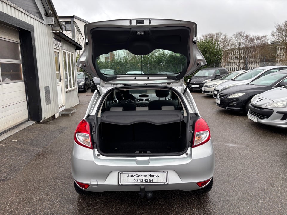 Renault Clio III 1,2 16V Authentique 5d