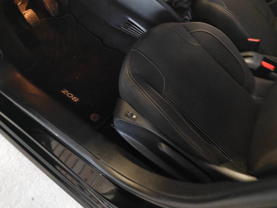 Peugeot 208 1,2 PureTech 82 Allure Sky 5d