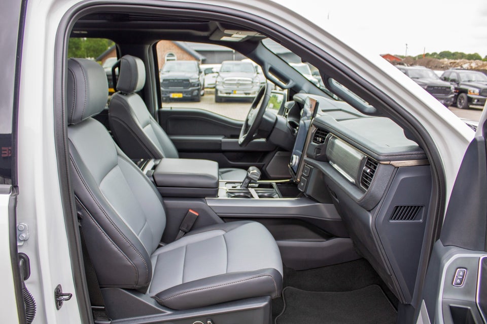Ford F-150 131 Lightning Lariat Extended Range 4d