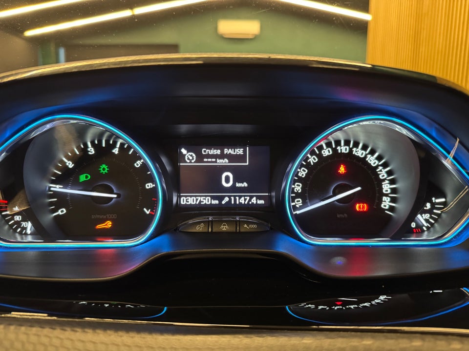 Peugeot 2008 1,2 e-THP 110 Allure Sky 5d