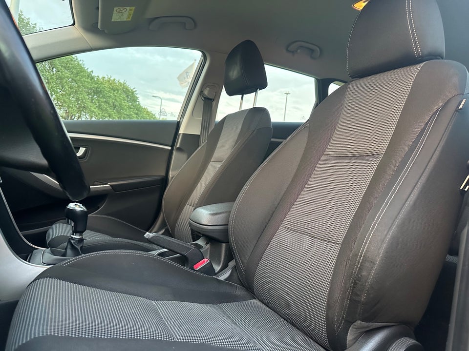 Hyundai i30 1,6 CRDi 110 Comfort CW Eco 5d