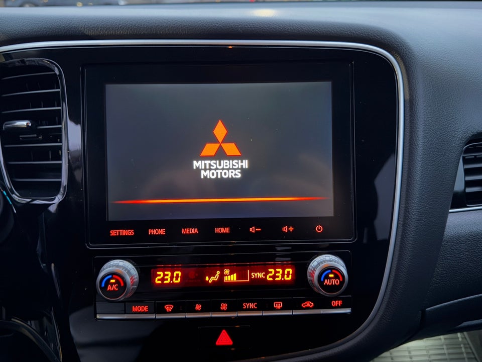 Mitsubishi Outlander 2,4 PHEV Inform CVT 4WD 5d