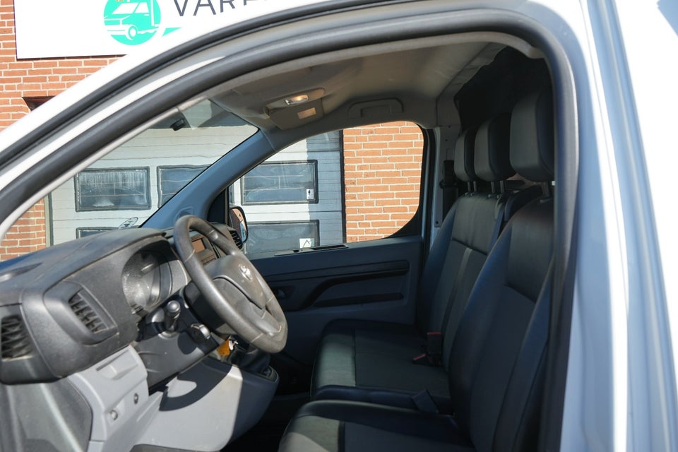 Toyota ProAce 2,0 D 120 Medium Base++ Chassis 2d