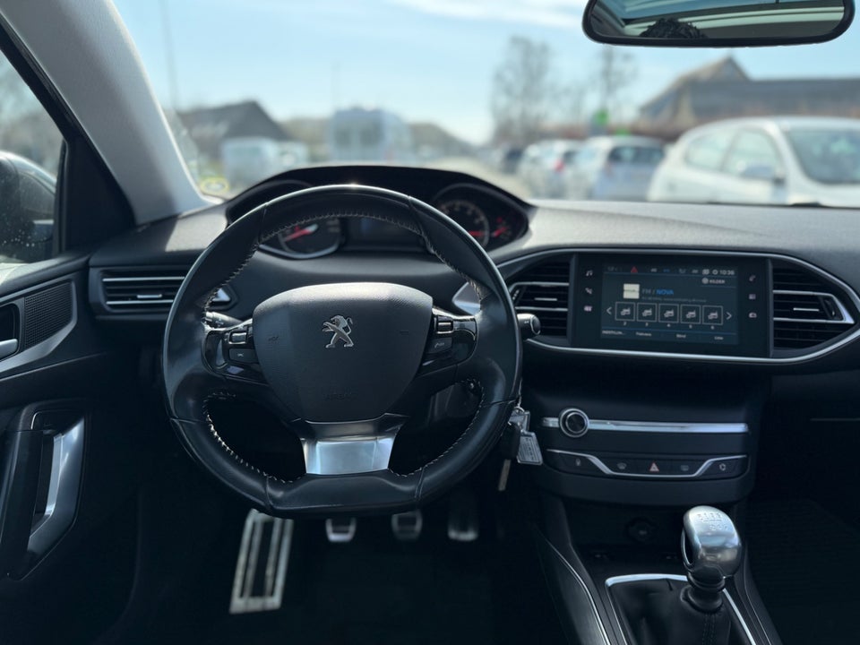 Peugeot 308 1,2 e-THP 130 Allure Sky 5d