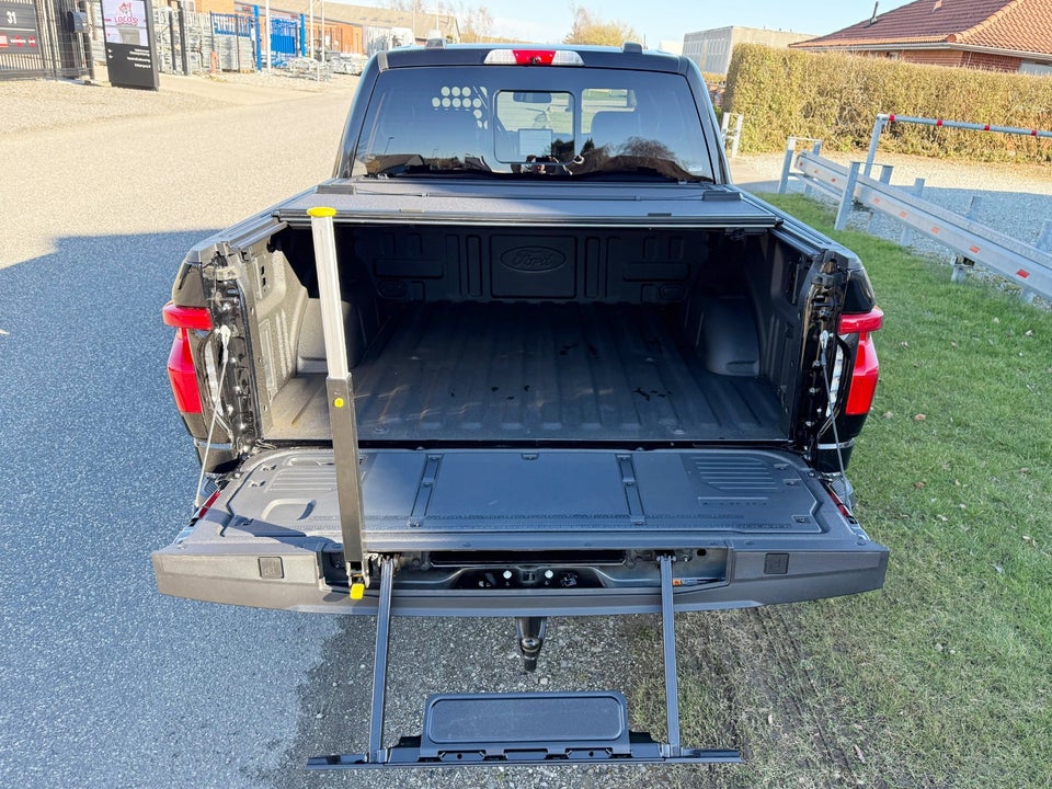 Ford F-150 131 Lightning Lariat Extended Range 4d