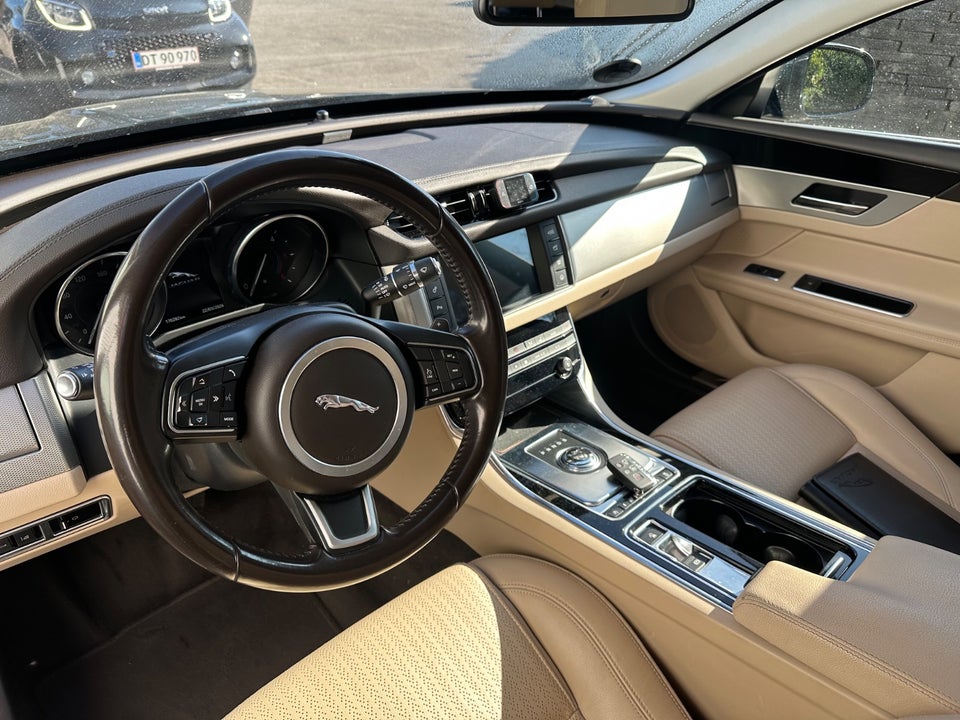 Jaguar XF 2,0 D180 Prestige 4d