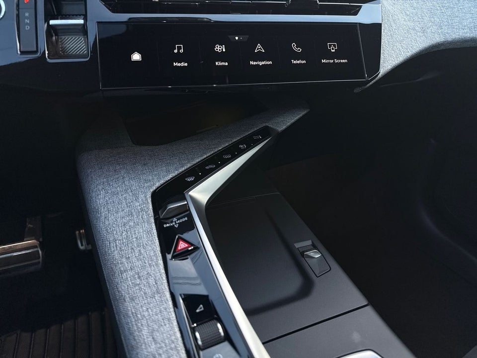 Peugeot e-3008 77 GT Pack 5d