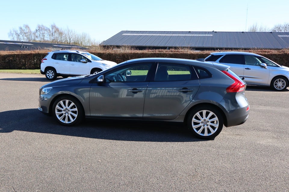 Volvo V40 1,6 D2 115 R-Design 5d