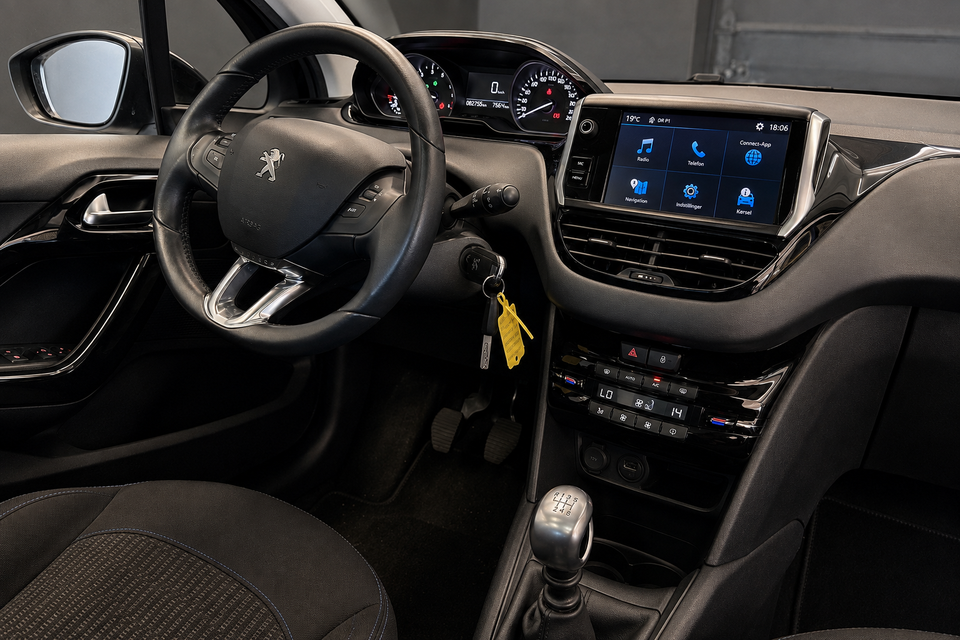 Peugeot 208 1,2 PureTech 110 Signature Sky 5d