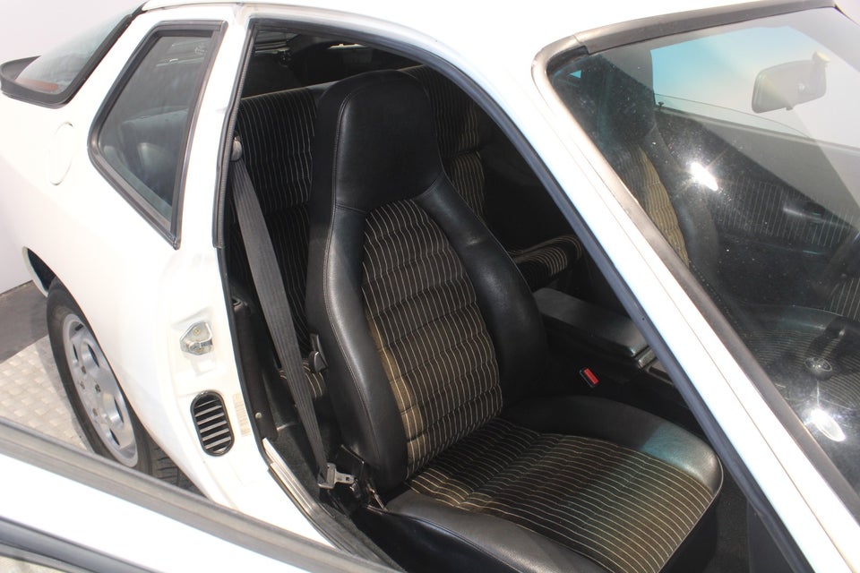 Porsche 924 2,5 S 3d