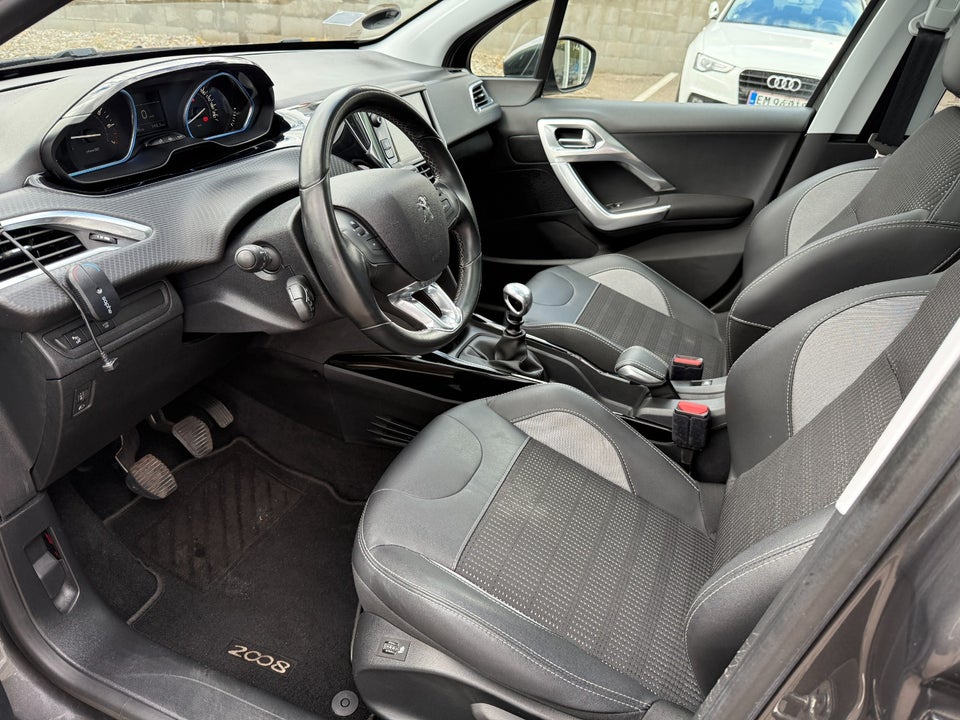 Peugeot 2008 1,2 e-THP 110 Selection Sky 5d