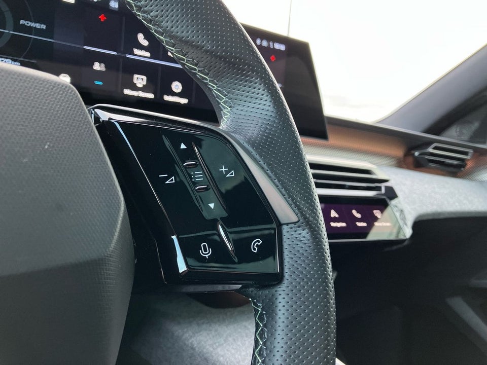 Peugeot e-3008 77 GT 5d