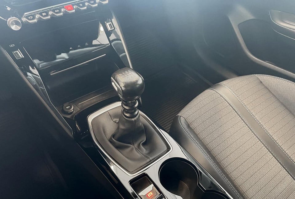 Peugeot 208 1,2 PureTech 100 Allure Sky 5d