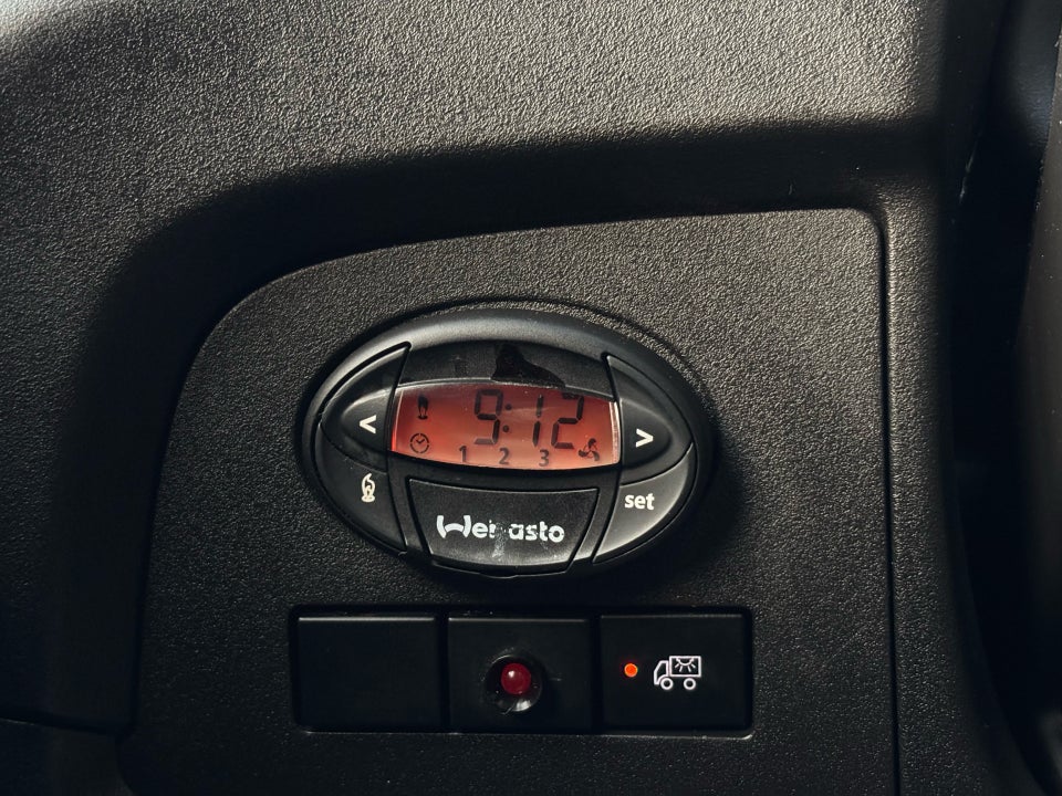 Iveco Daily 3,0 35S18 4100mm Box m/lift AG8