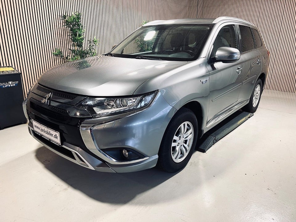 Mitsubishi Outlander 2,4 PHEV Invite CVT 4WD 5d