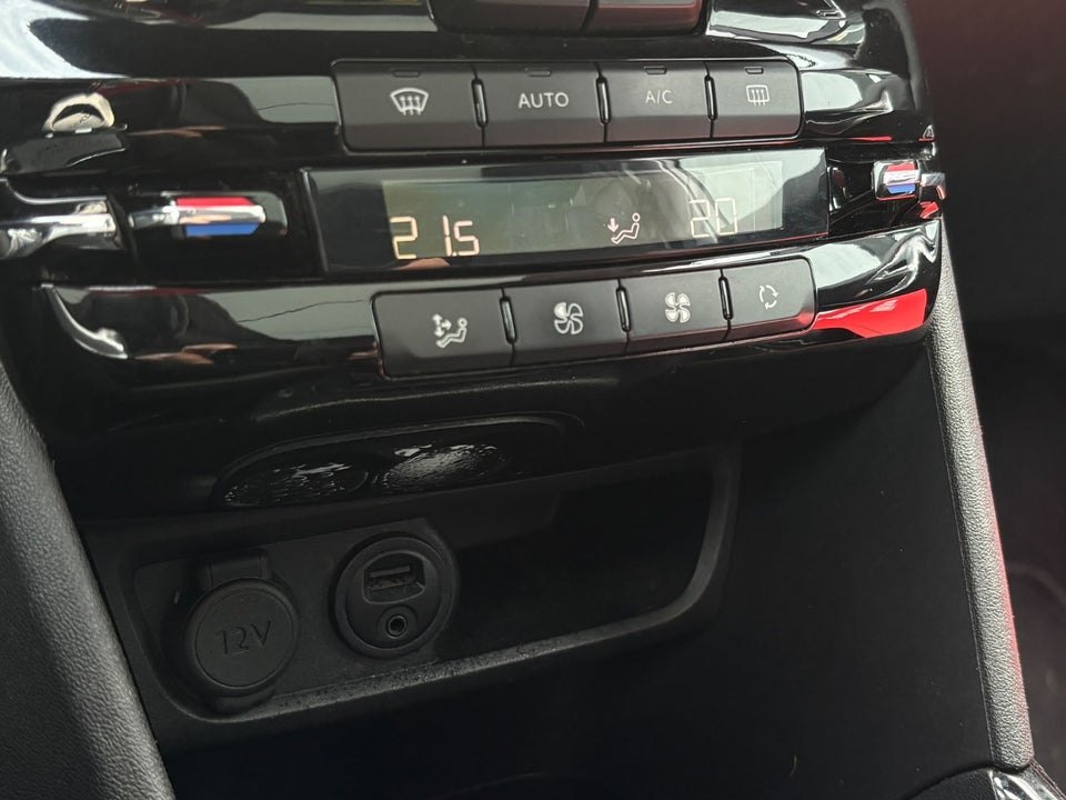 Peugeot 2008 1,2 e-THP 110 Allure Sky 5d