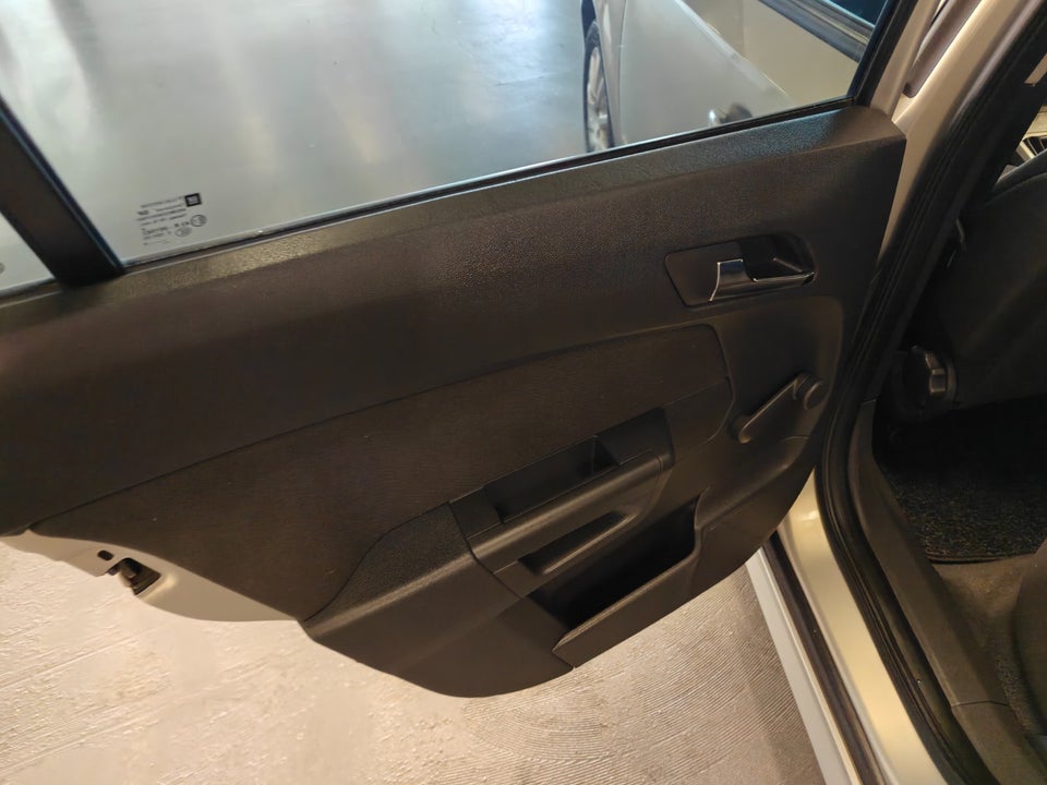 Opel Astra 1,4 16V Enjoy 5d