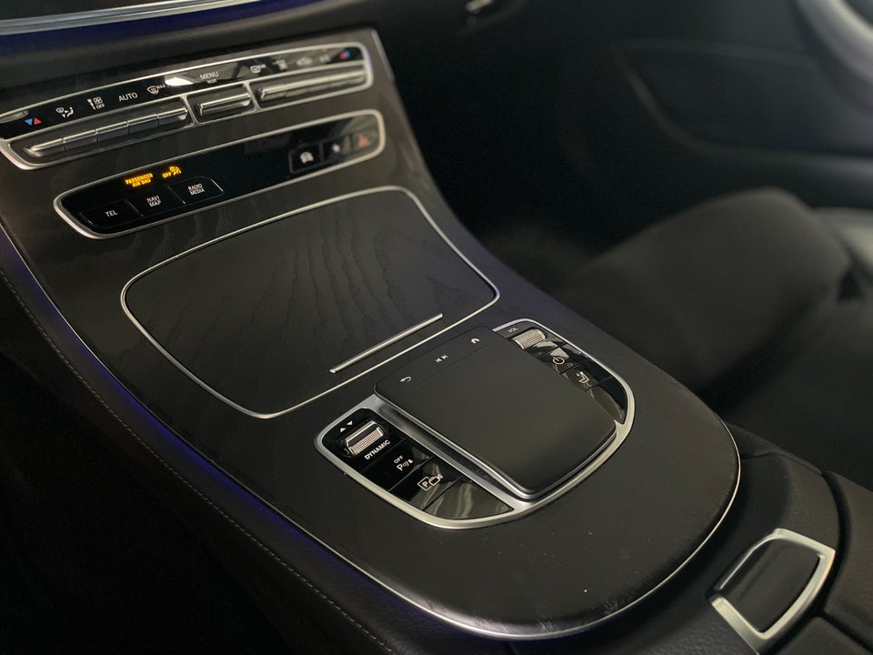 Mercedes E300 de 2,0 AMG Line stc. aut. 5d