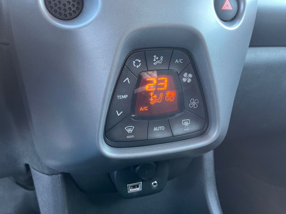 Toyota Aygo 1,0 VVT-i x-press x-shift 5d